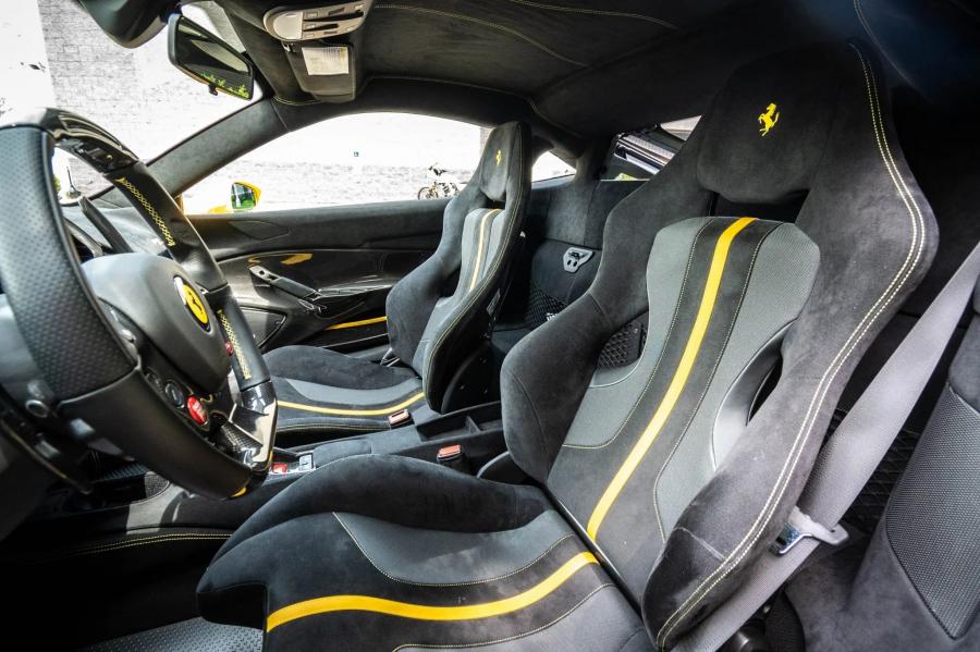 Интерьер Ferrari 488 Pista 2019 года  (фото 30 из 53)